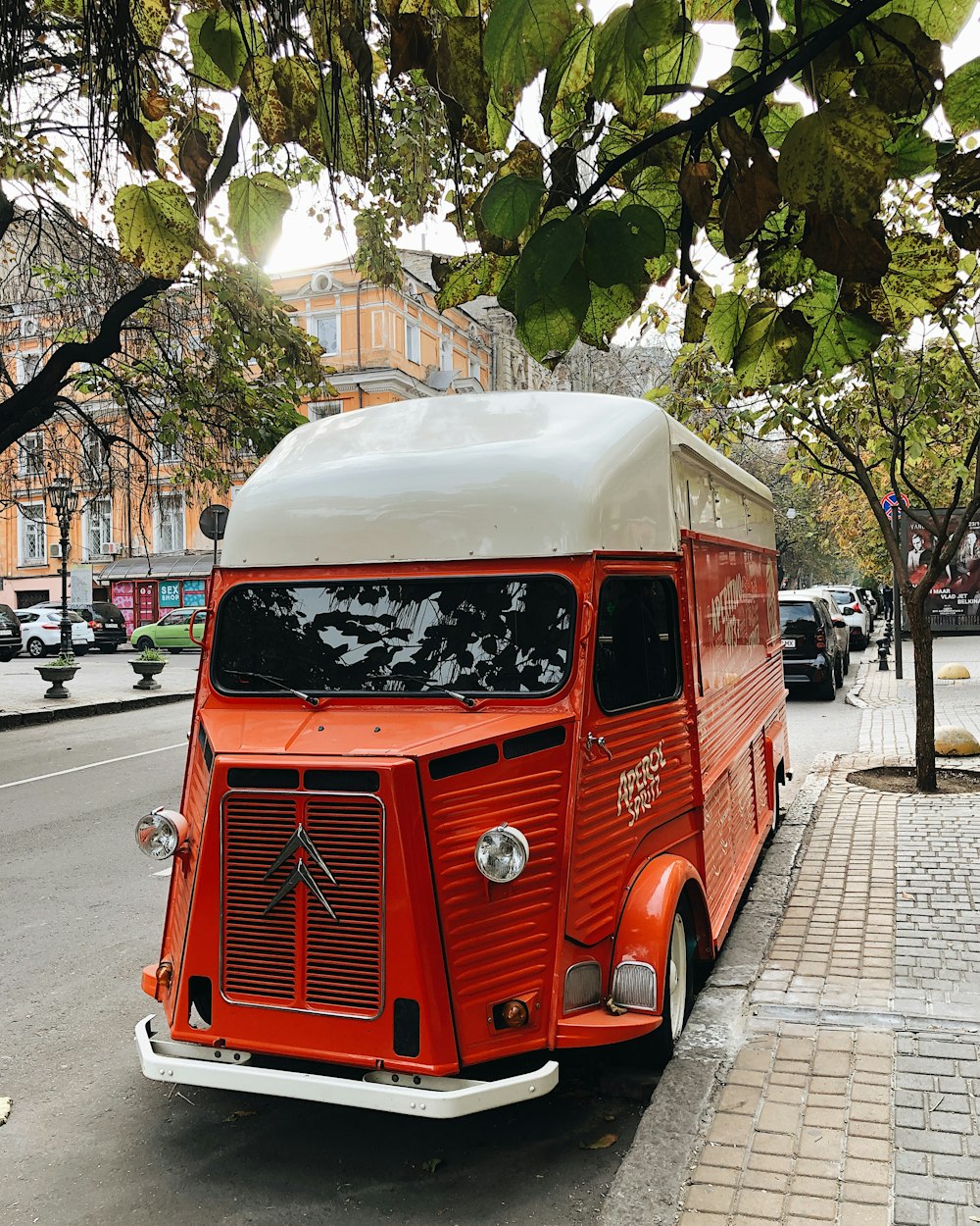 van vermelha e branca na estrada durante o dia