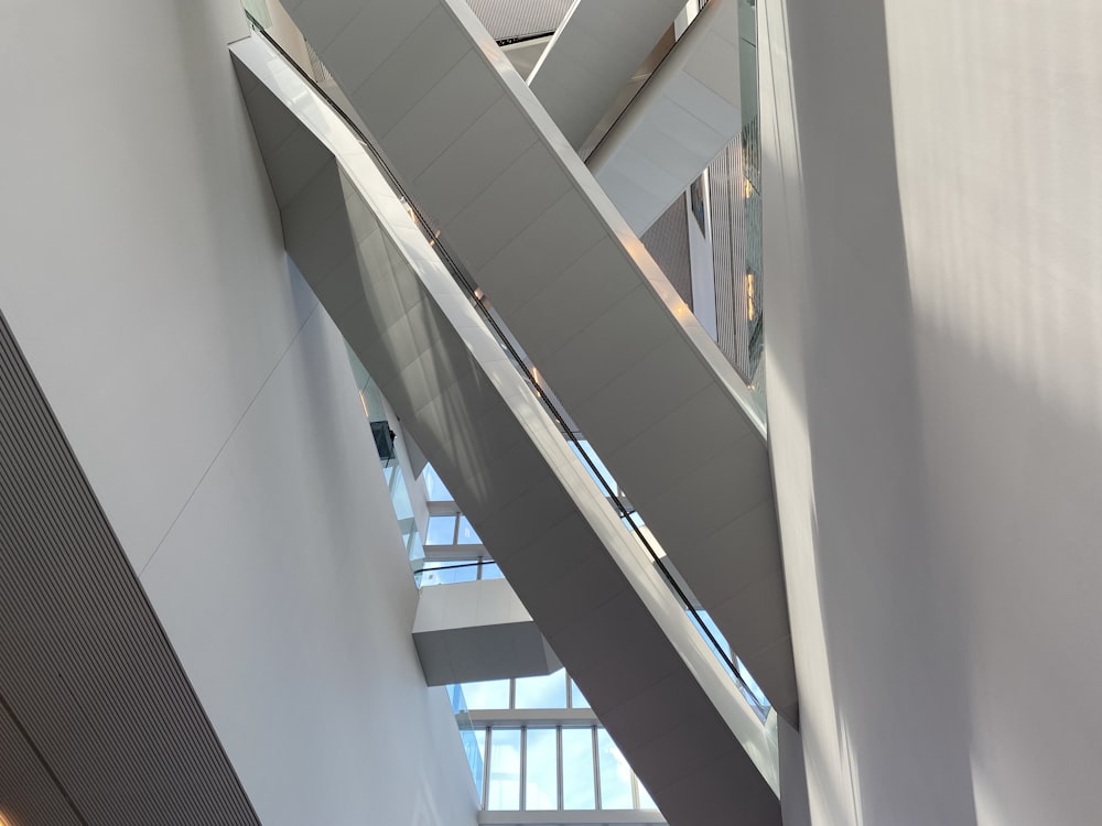 Edificio de hormigón blanco con ventanas de cristal