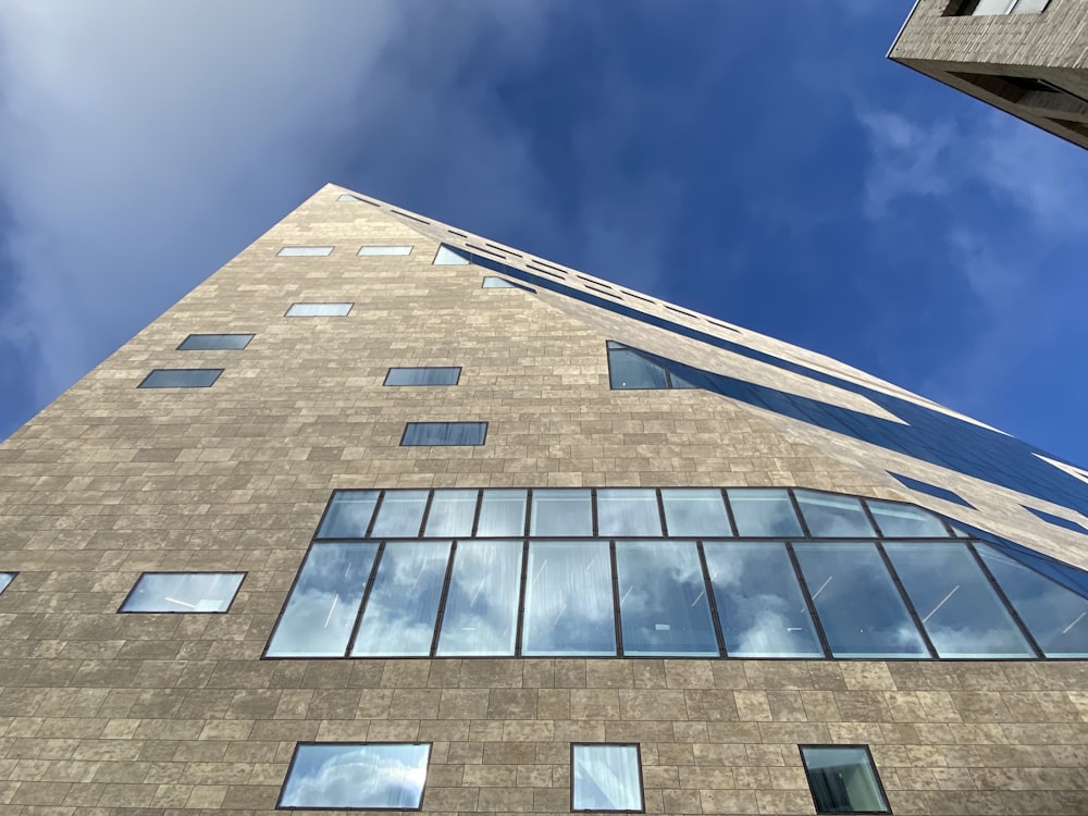 Edificio de hormigón marrón bajo el cielo azul durante el día