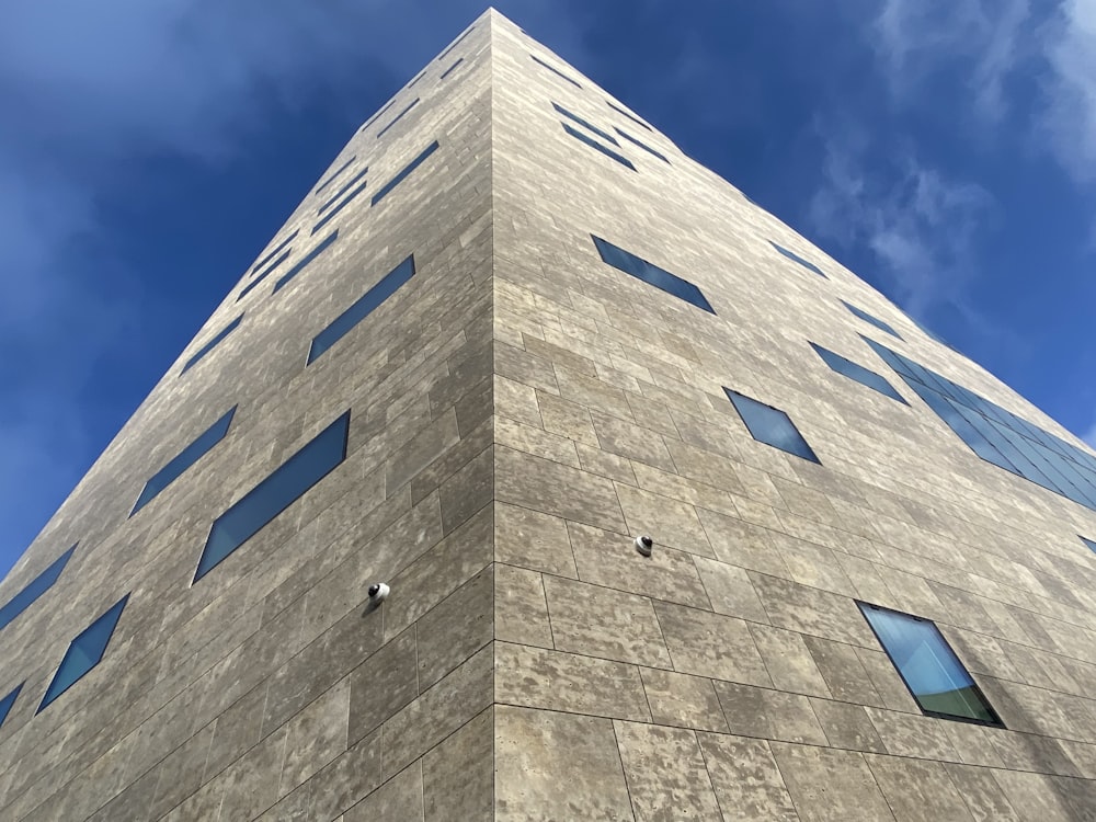 Edificio de hormigón marrón bajo el cielo azul durante el día