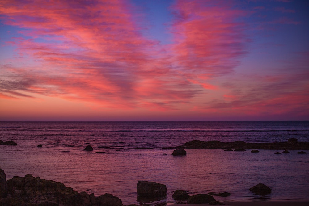 Rocas en el mar durante la puesta de sol