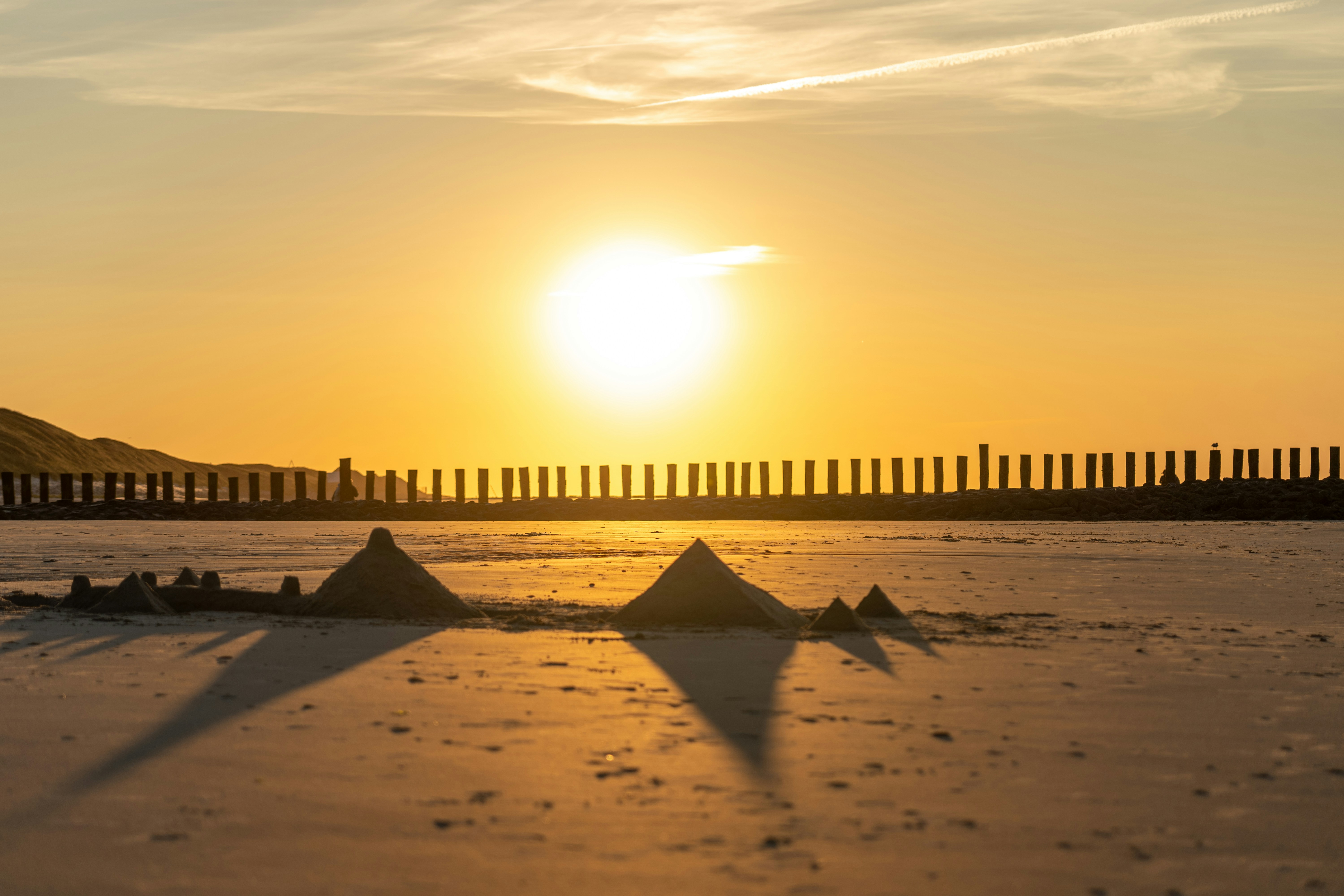 Menschen am Strand während des Sonnenuntergangs