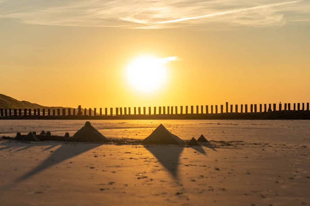 Menschen am Strand während des Sonnenuntergangs