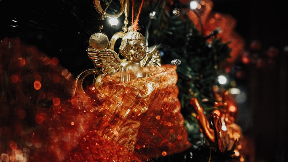 Foto Adornos navideños dorados y rojos – Imagen Árbol de navidad gratis en  Unsplash