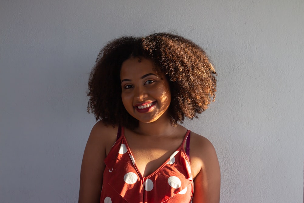 Chica con camiseta sin mangas floral roja y blanca