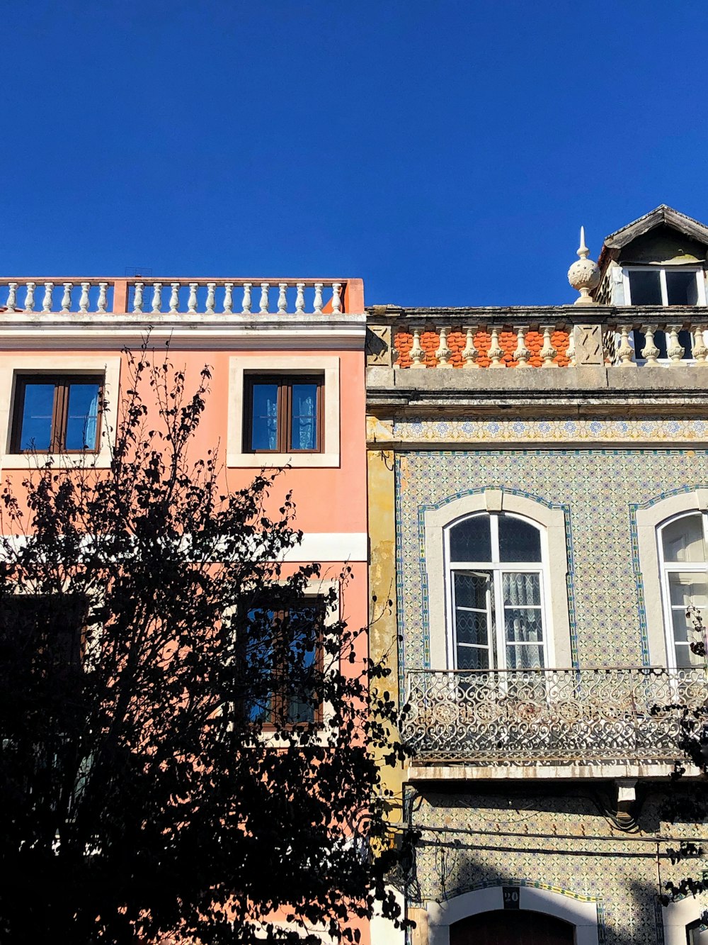 edificio in cemento bianco e marrone