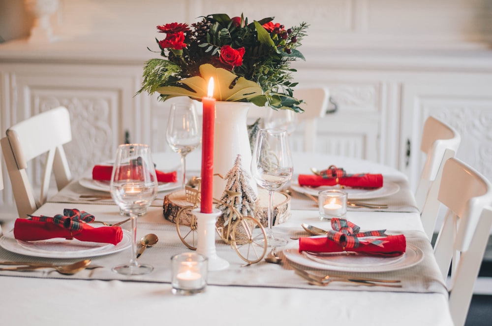 roter und gelber Blumenstrauß auf dem Tisch