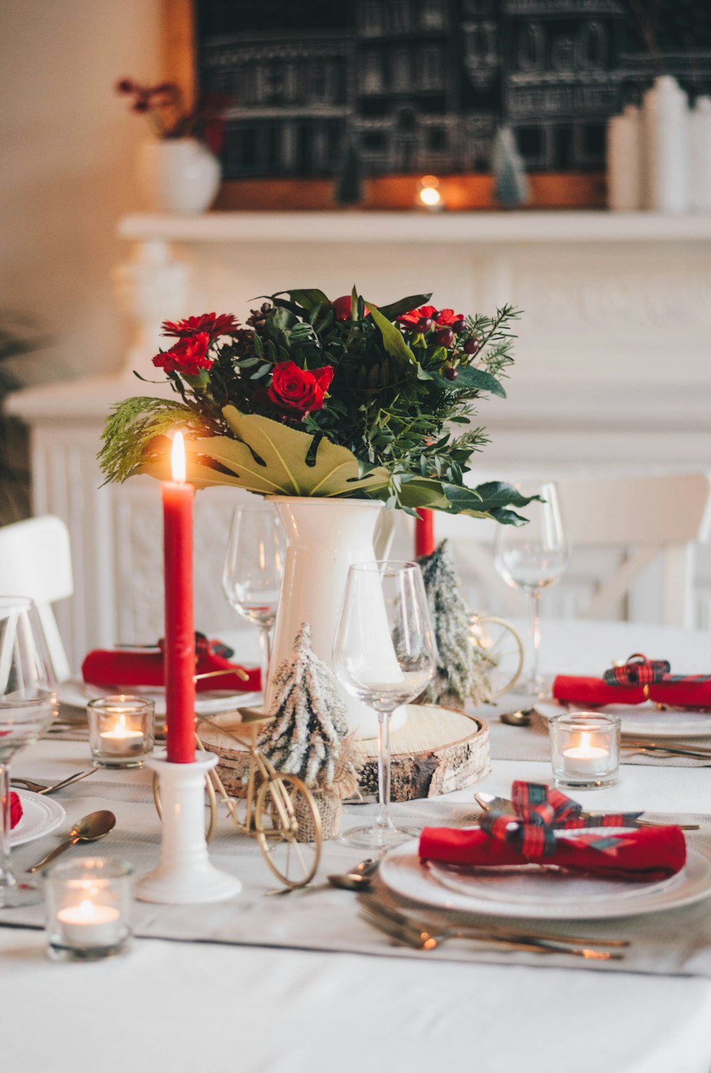 Rose rosse e bianche in vaso di ceramica bianca sul tavolo