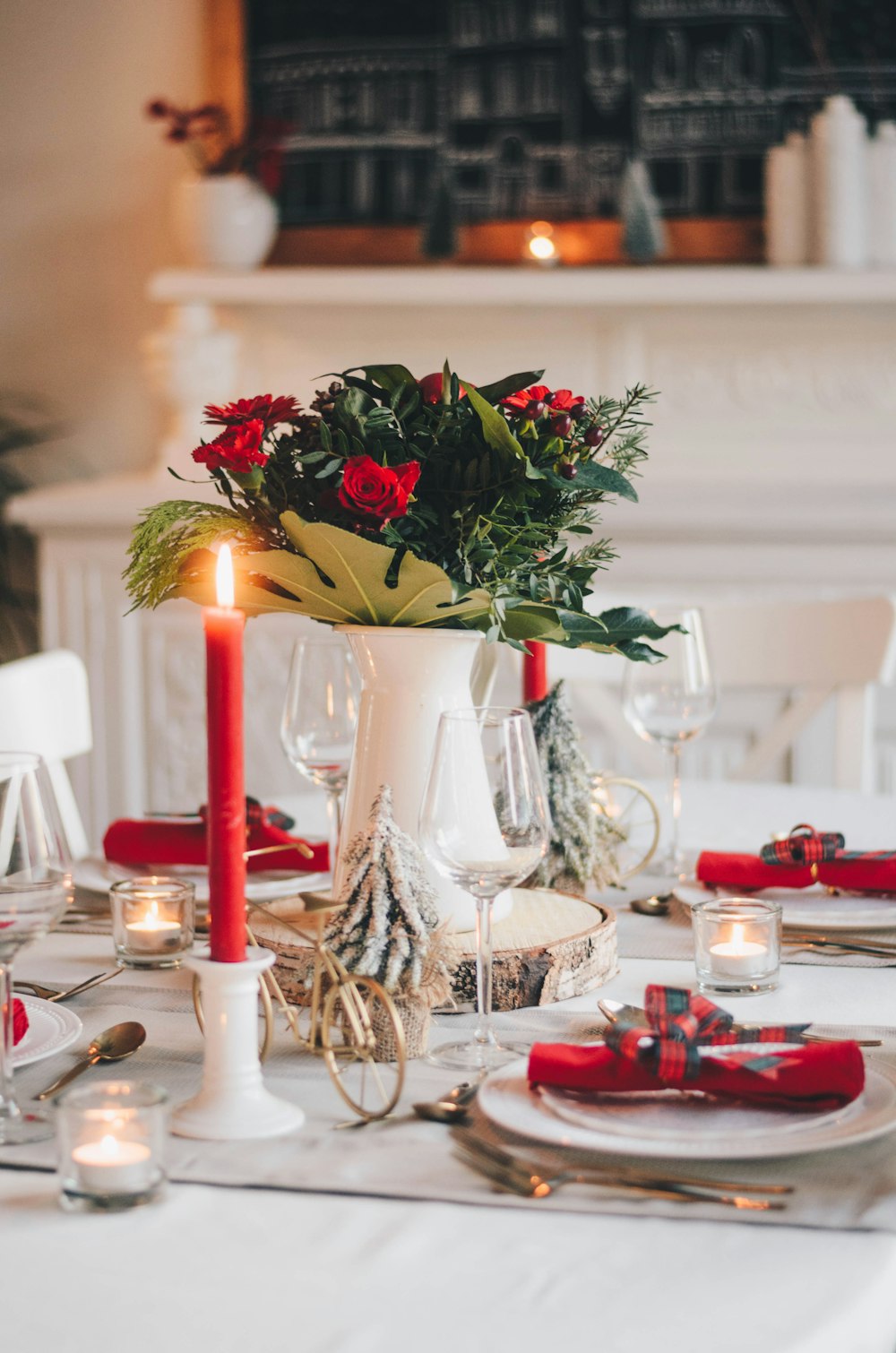 Roses rouges et blanches dans vase en céramique blanche sur table