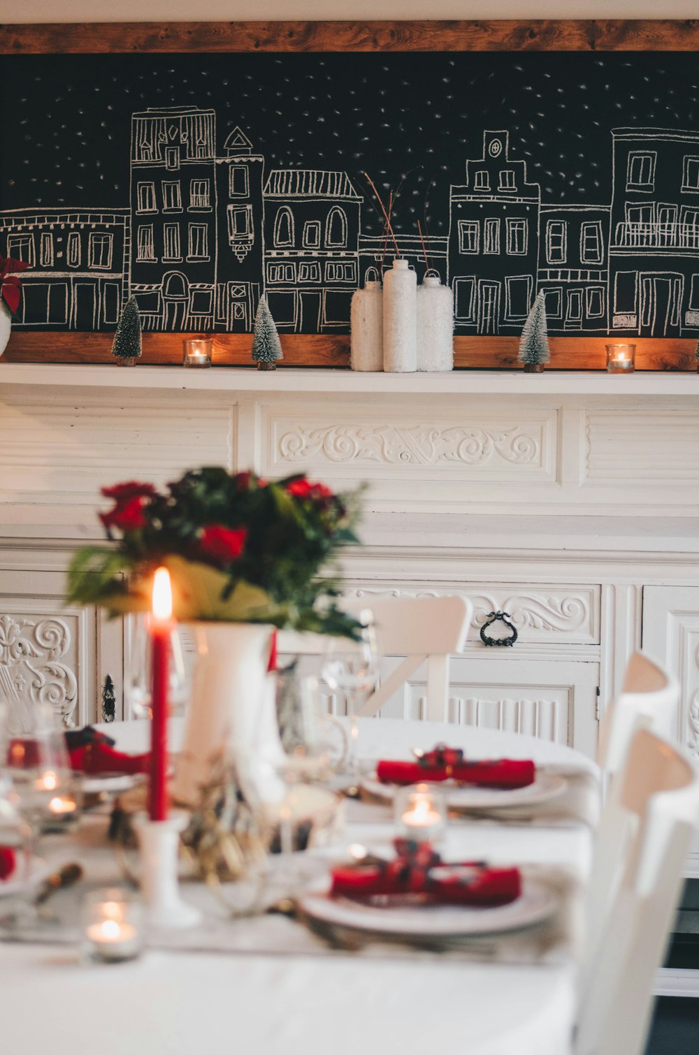 roses rouges sur vase en céramique blanche sur table