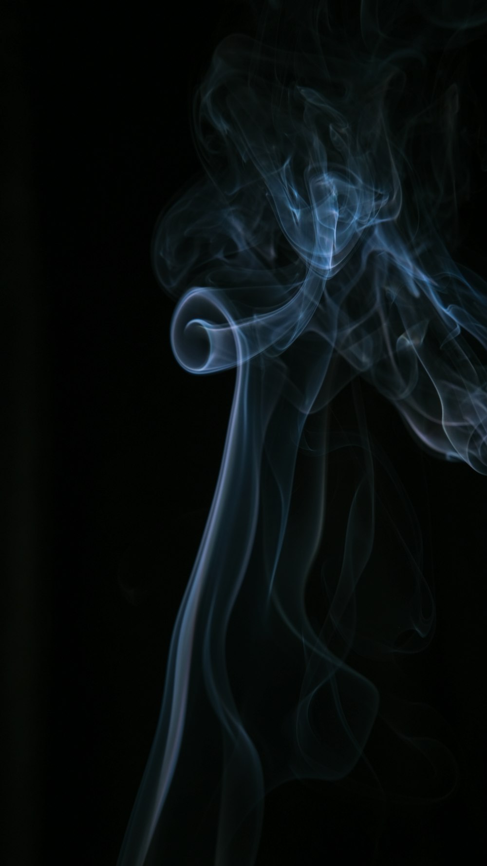illustrazione bianca e blu del fumo