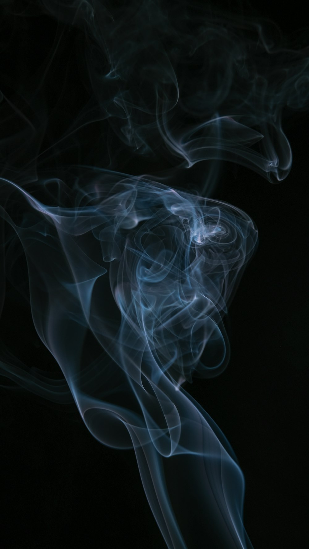 Hơi thuốc là điều mà không ai mong muốn, nhưng một số hình ảnh về khói thuốc trong studio làm nên tác phẩm nghệ thuật tuyệt đẹp. Cùng khám phá những hình ảnh ấn tượng và đầy tinh thần nghệ sĩ với chủ đề khói thuốc.