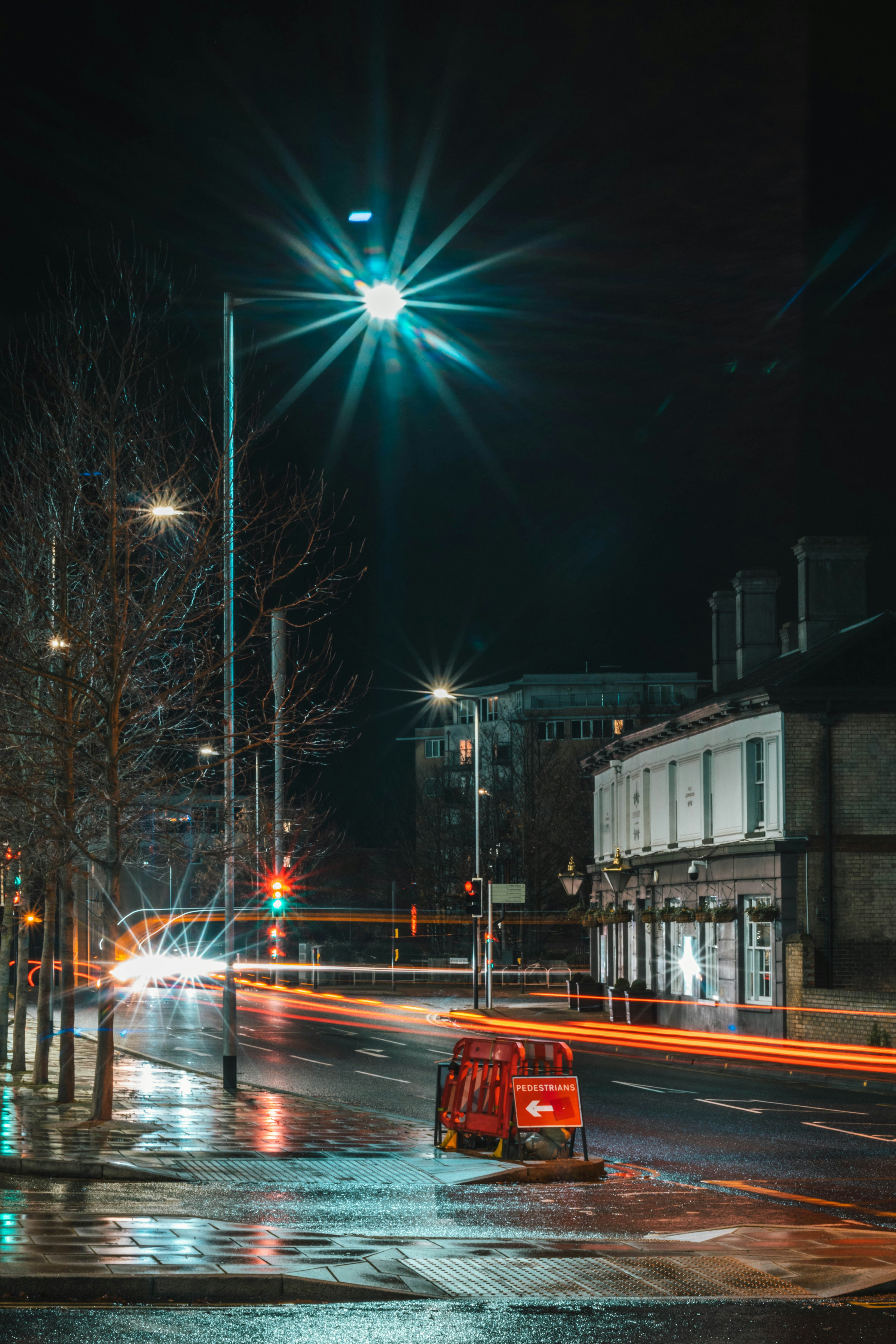 Coches en la carretera cerca de un edificio durante la noche