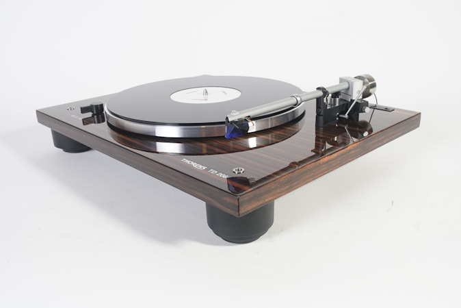 Tocadiscos de Vinilo para DJs: Un Toque Retro para tu Tienda Online