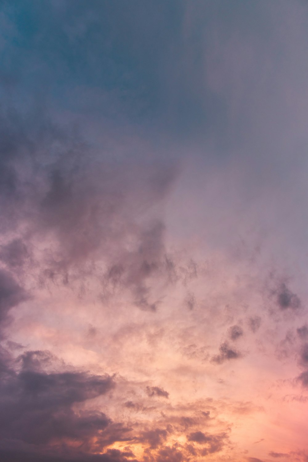 Schwarze Wolken und blauer Himmel