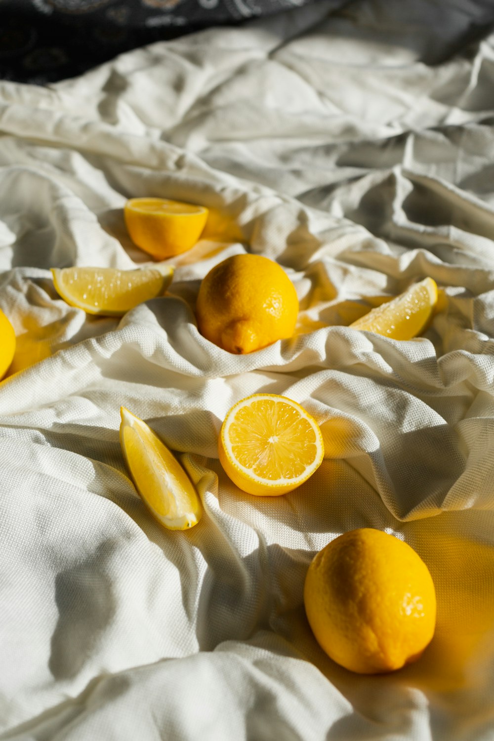 cítricos amarillos sobre textil blanco
