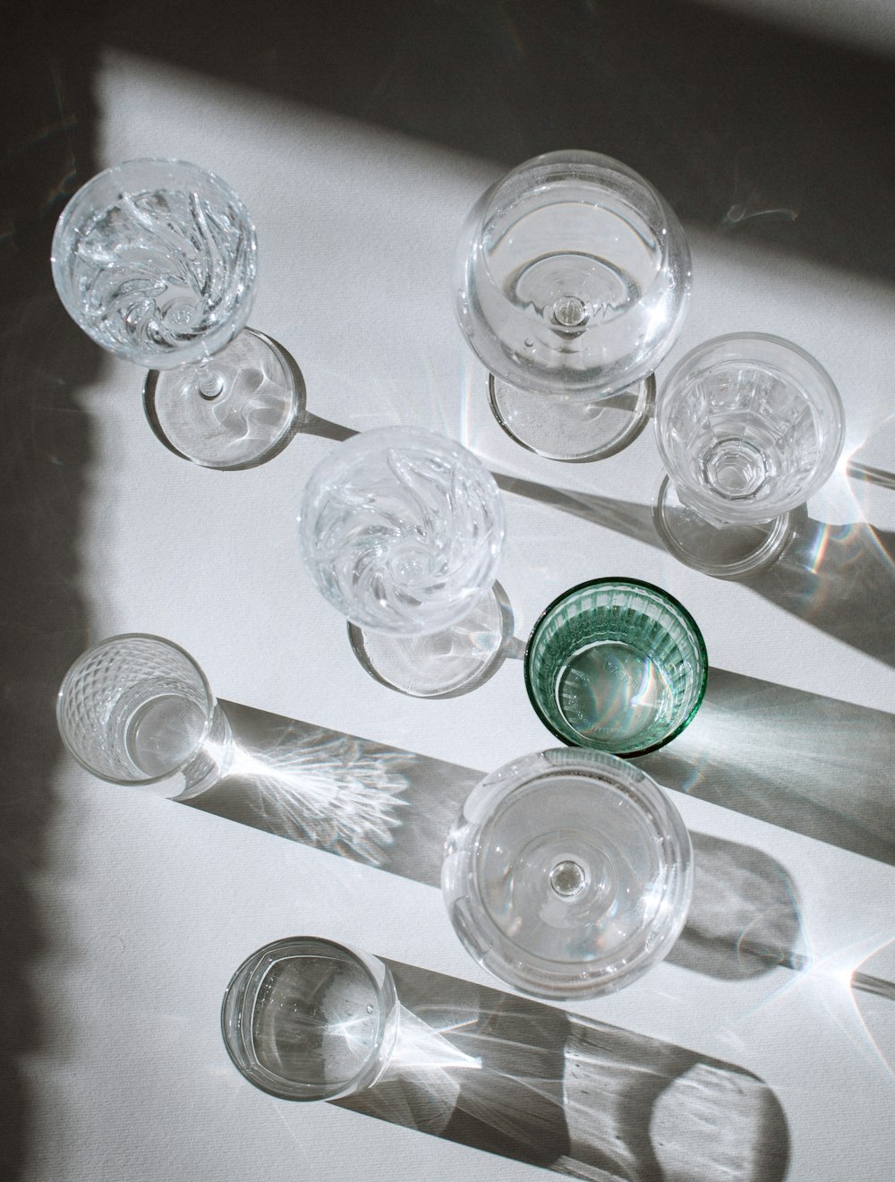 tasse en verre transparent sur table blanche