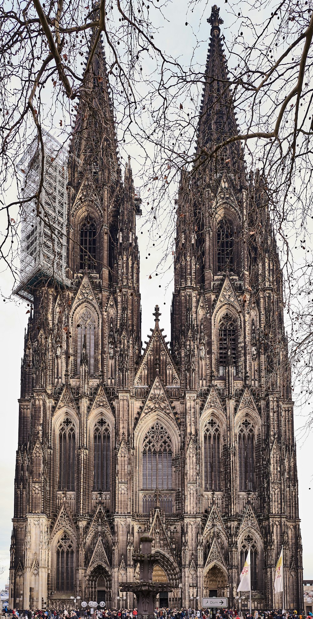 Kathedrale aus braunem Beton tagsüber