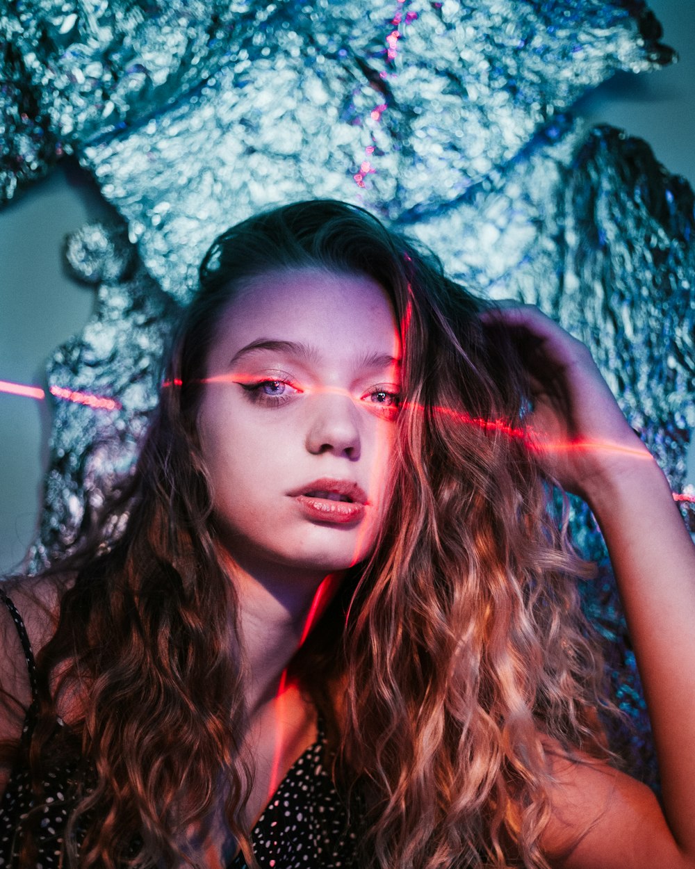 femme en rouge à lèvres rouge et chemise noire