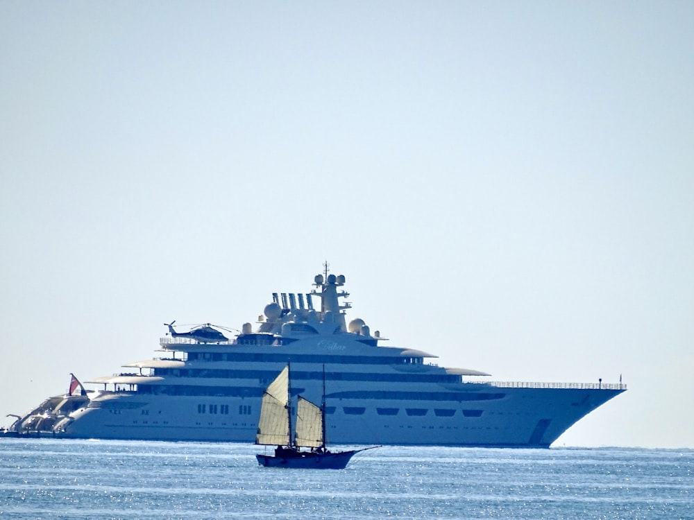 Un grand navire bleu au milieu de l’océan