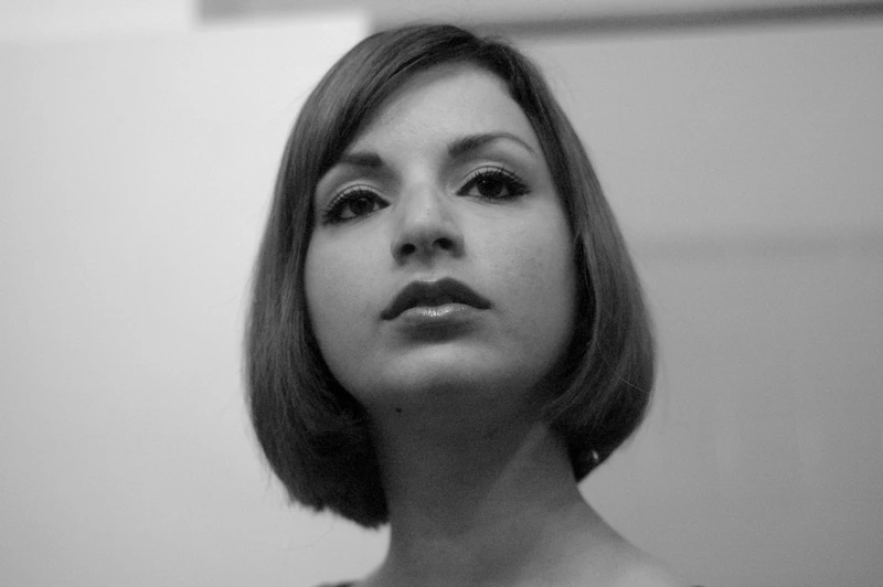 portrait en noir et blanc d'une femme