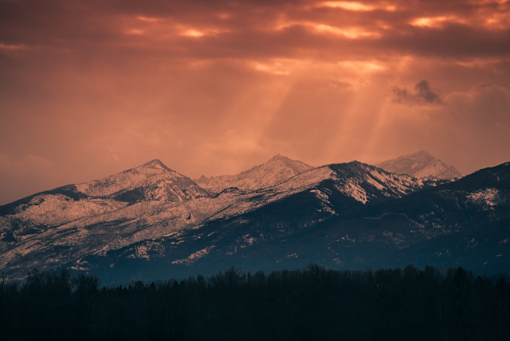 montagne enneigée pendant la journée