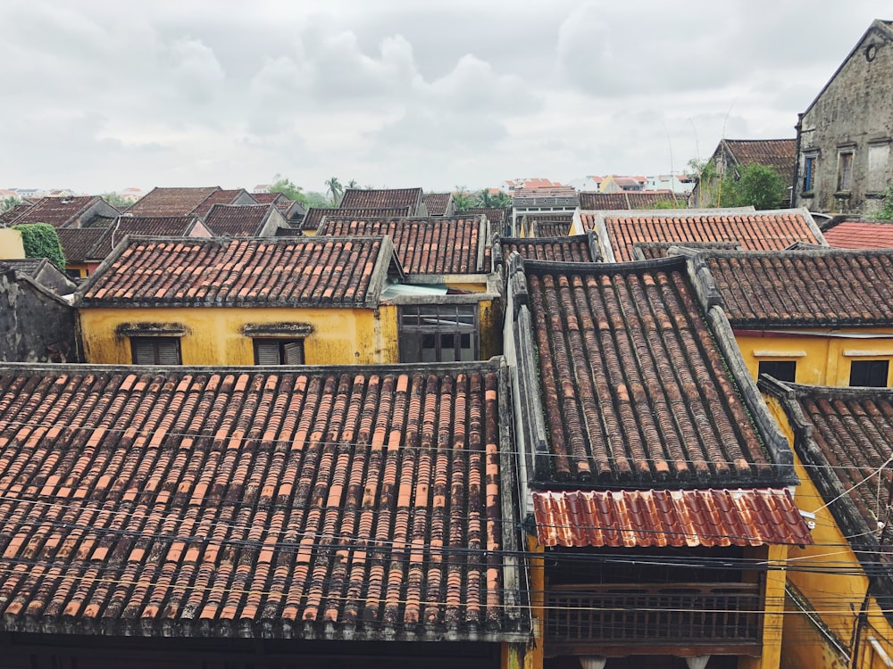 casas de concreto marrom e preto sob nuvens brancas durante o dia