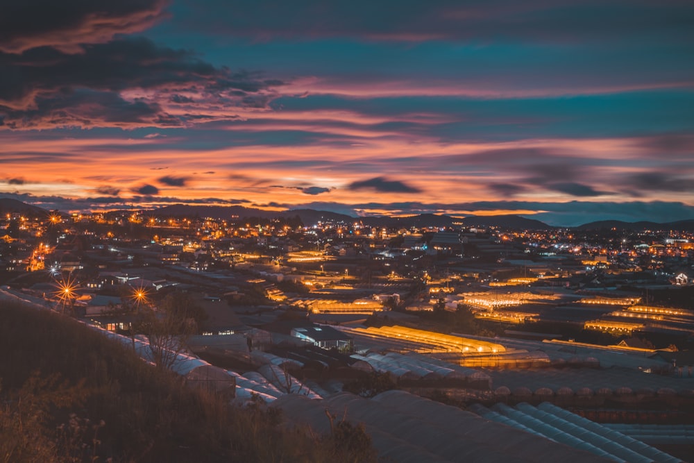 città con le luci accese durante la notte