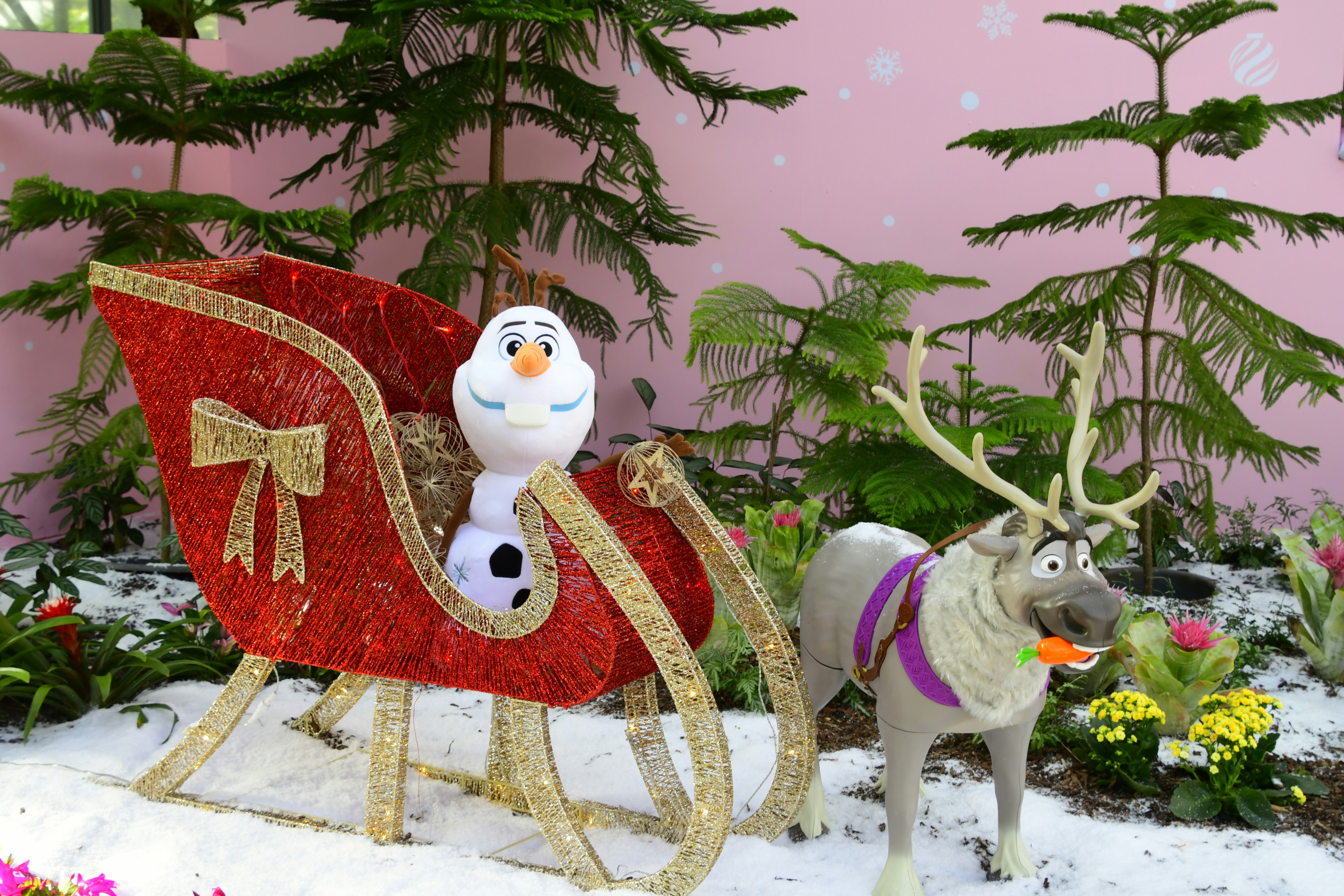 Figurine de chien blanc sur textile rouge et marron