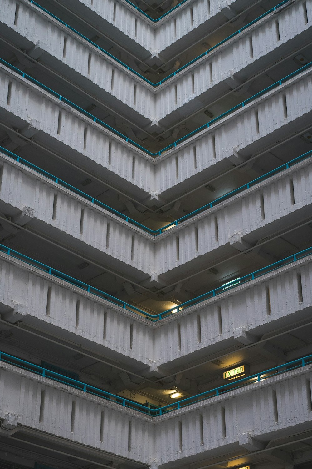 Bâtiment en béton blanc et gris