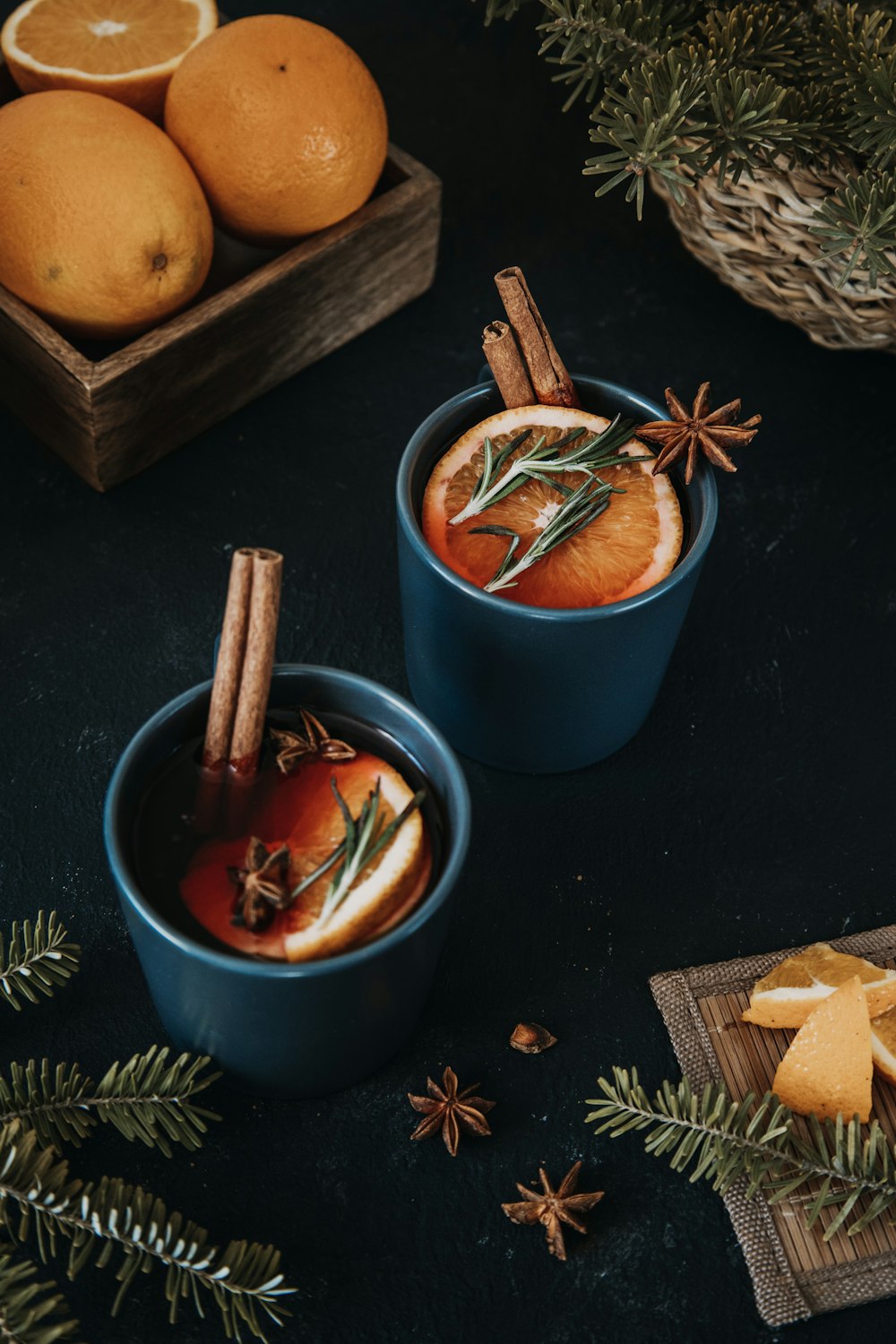 caneca de cerâmica marrom e branca com líquido marrom no interior