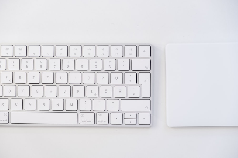 Weiße Apple-Tastatur auf weißem Tisch