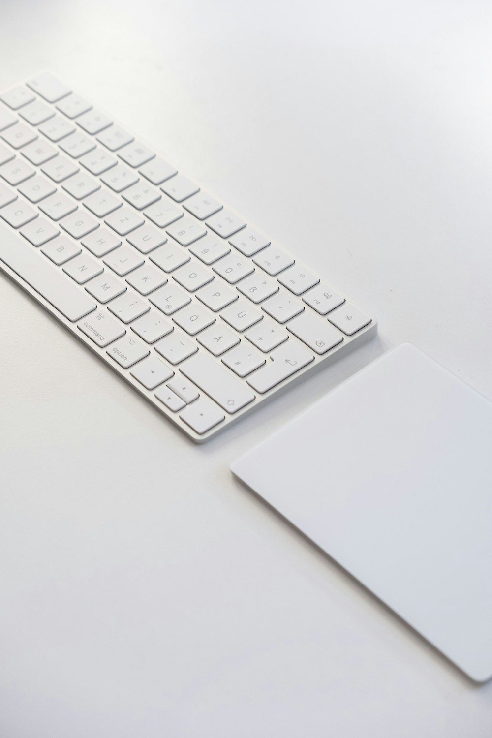 Weiße Apple-Tastatur auf weißem Tisch