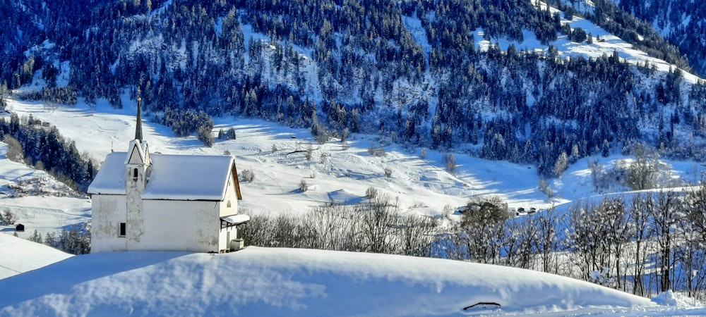 Weiß-Schwarzes Haus auf schneebedecktem Boden