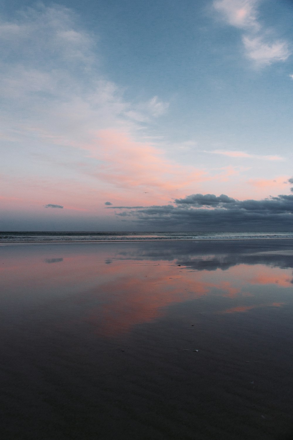 specchio d'acqua sotto il cielo nuvoloso durante il giorno