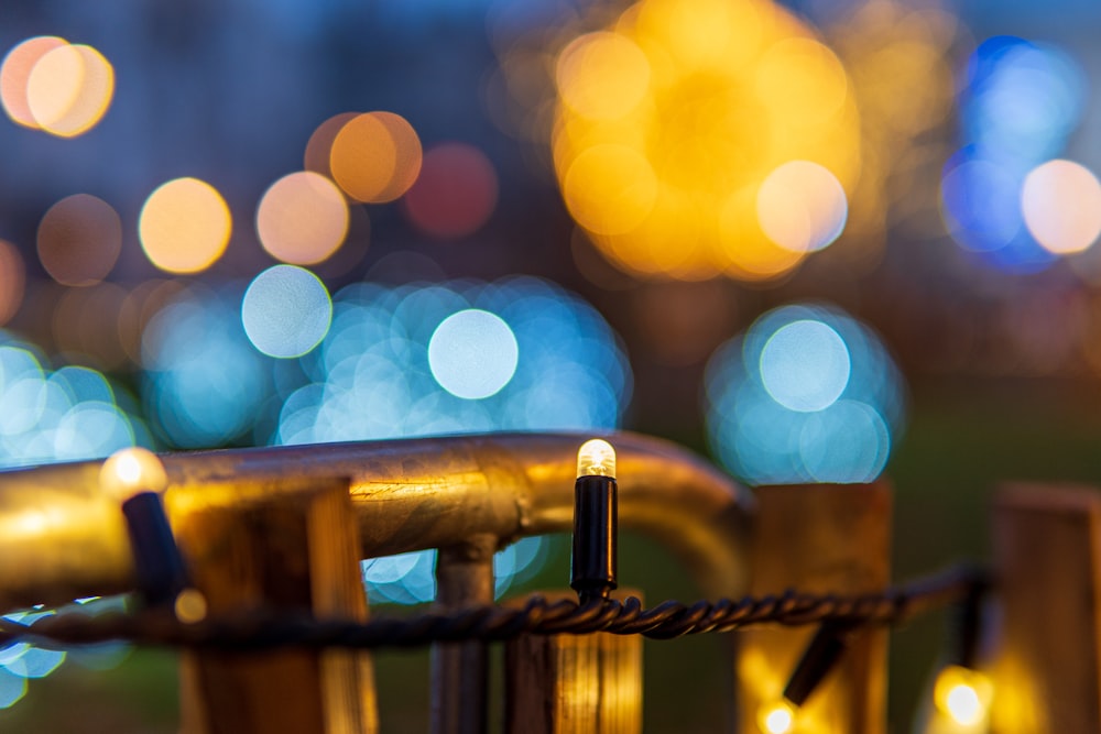 Cadenas en laiton avec lumières bokeh