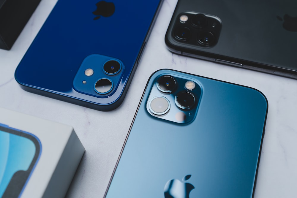 iPhone 5 C azul junto a caja blanca