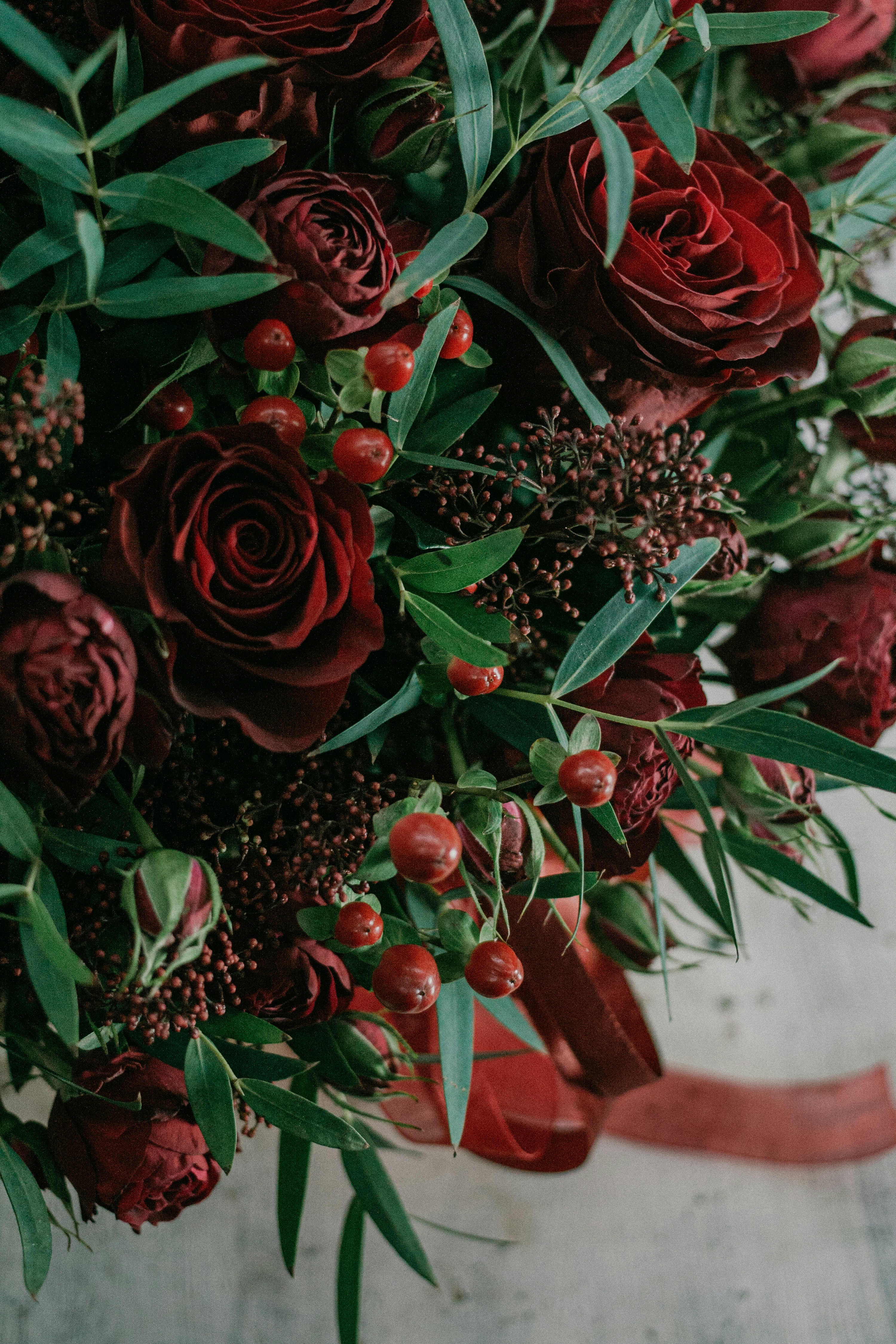 緑の葉と赤いバラの写真 Unsplashで見つける花束の無料写真