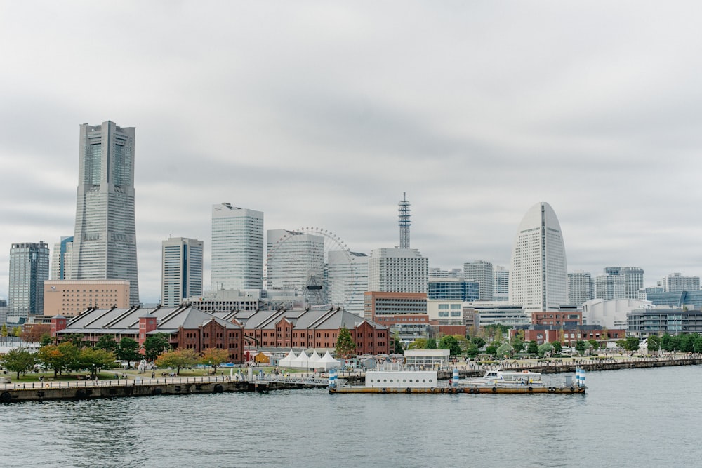 Skyline della città attraverso lo specchio d'acqua durante il giorno