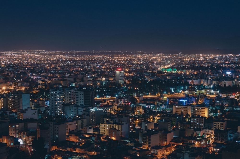 vista aérea da cidade durante a noite