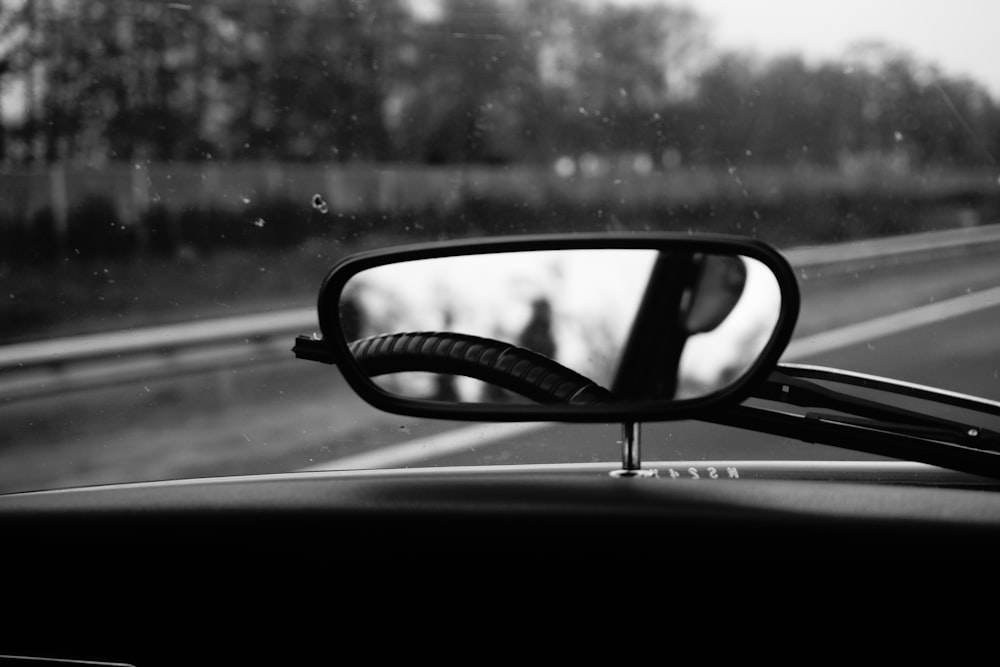 Rétroviseur latéral de voiture avec gouttelettes d’eau