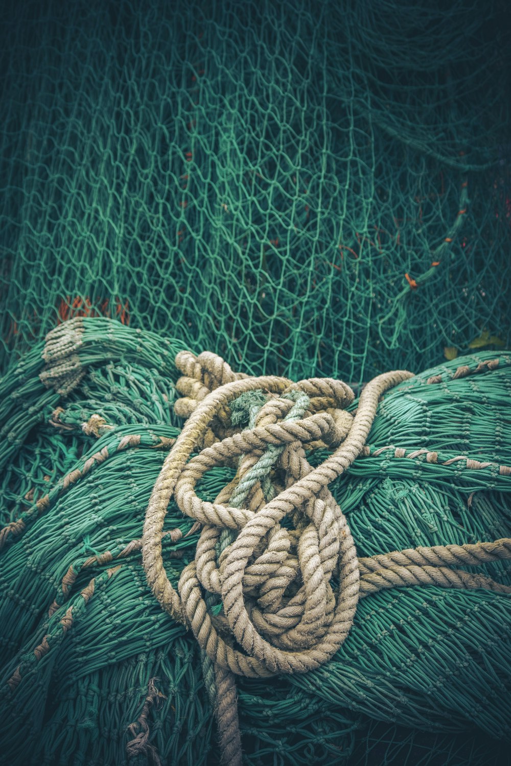 Braunes Seil auf grünem Netz