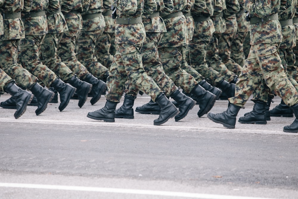 Hommes en uniforme de camouflage vert et marron