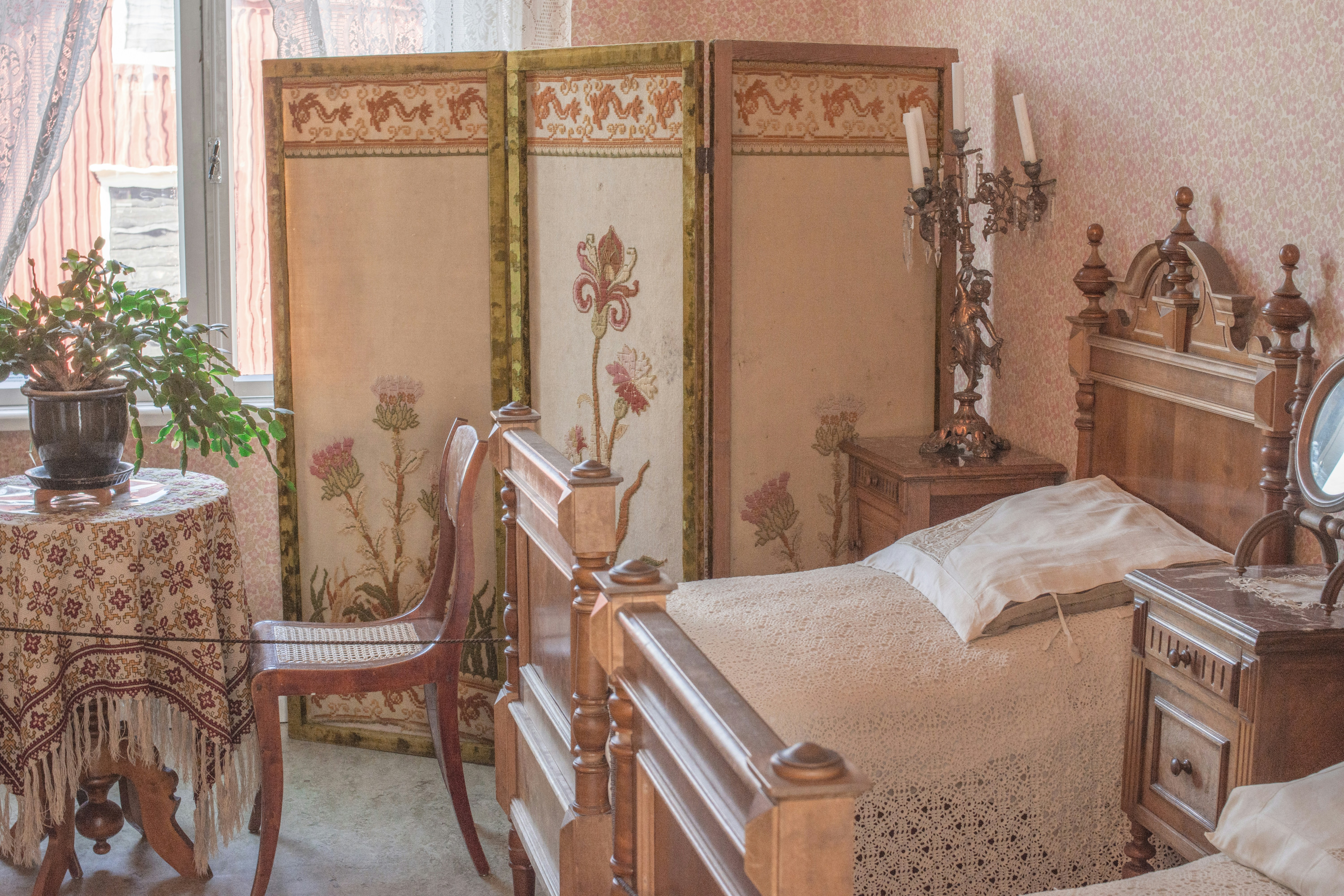 Habitación antigua finesa en una casa museo de Finlandia.