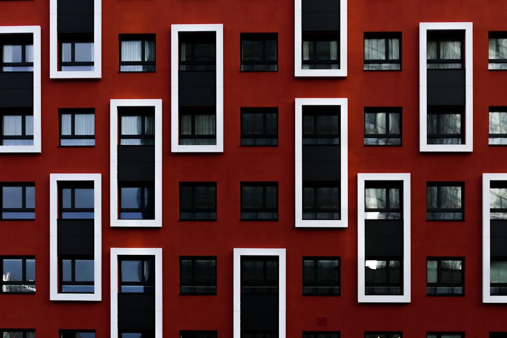 edificio in cemento rosso e bianco