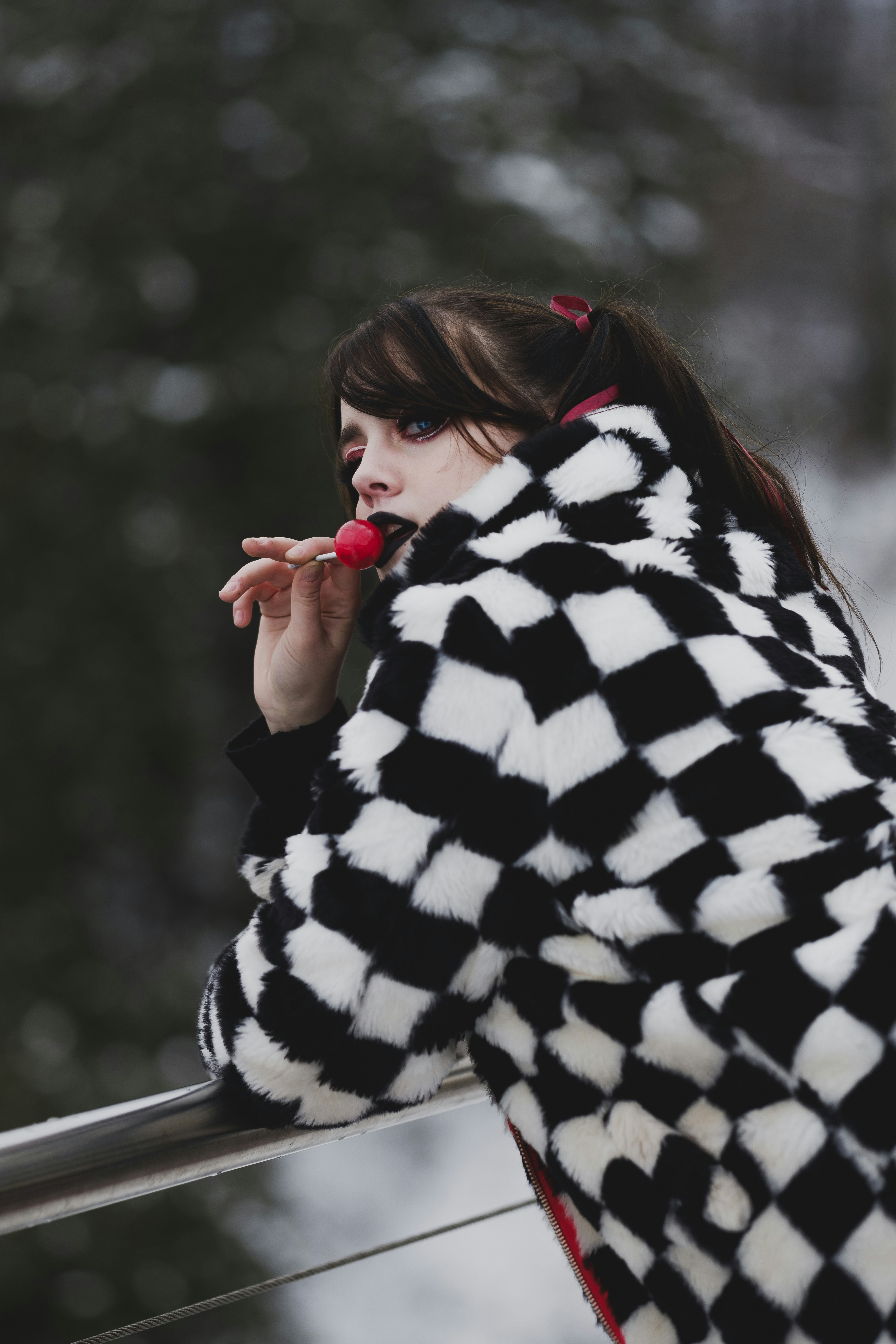 Femme en manteau ray?� noir et blanc tenant une rose rouge photo �?? Photo Ottava Gratuite sur Unsplash