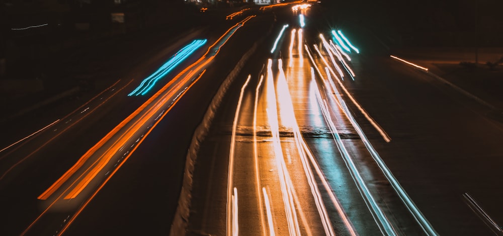 Fotografia time lapse di auto su strada durante la notte