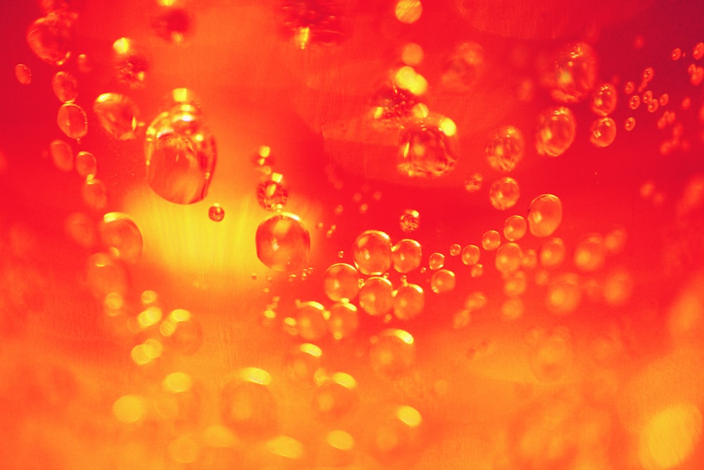 Wassertröpfchen auf orangefarbenem Licht