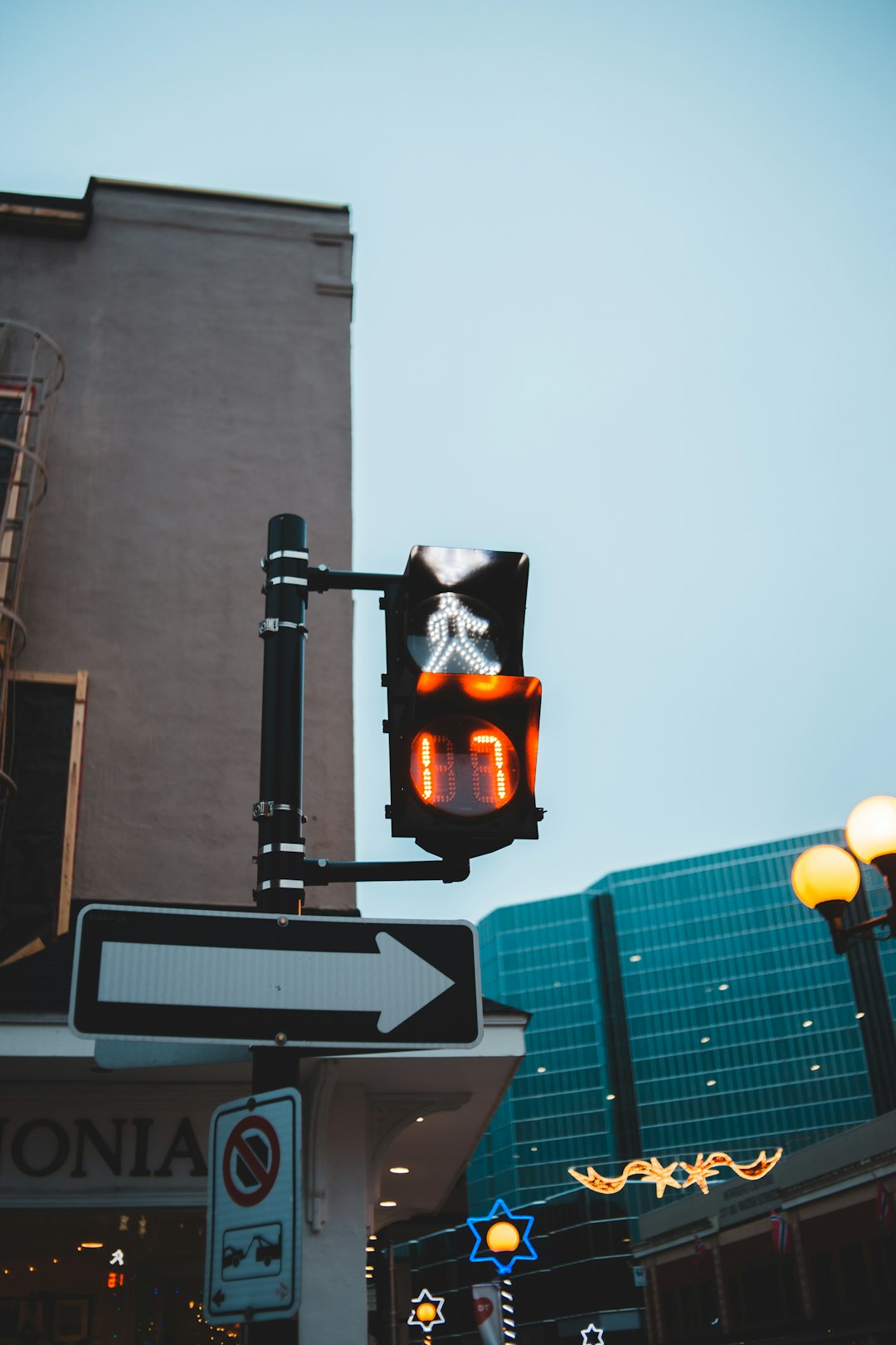 black traffic light turned on during daytime