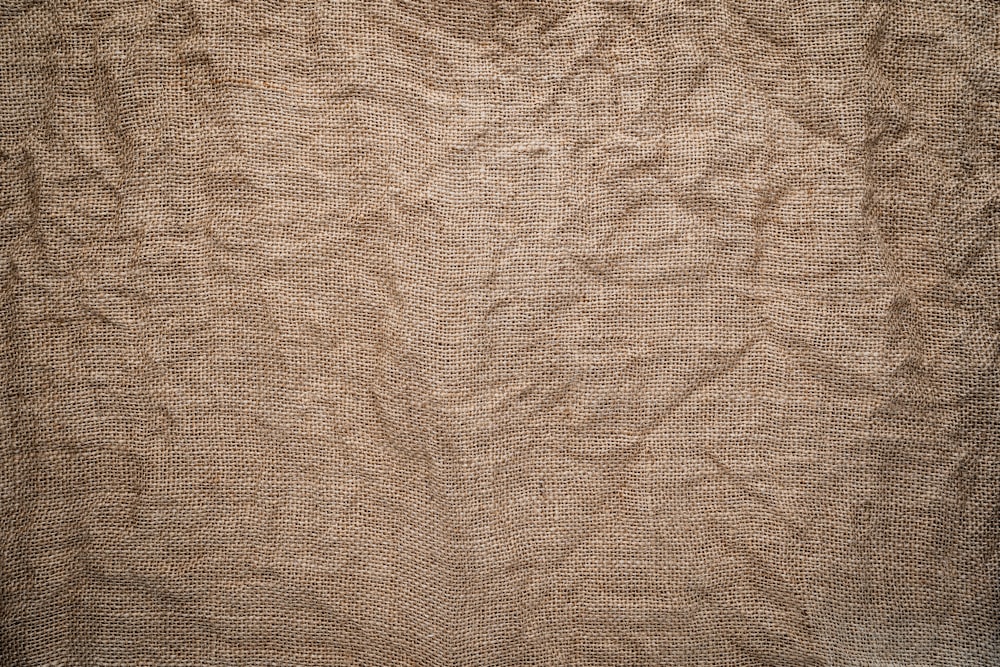 textil marrón sobre mesa de madera marrón